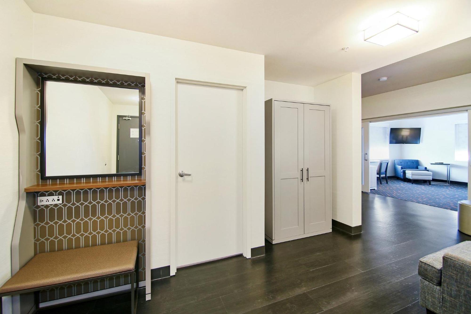 Holiday Inn Hotel & Suites - Calgary Airport North By Ihg Buitenkant foto