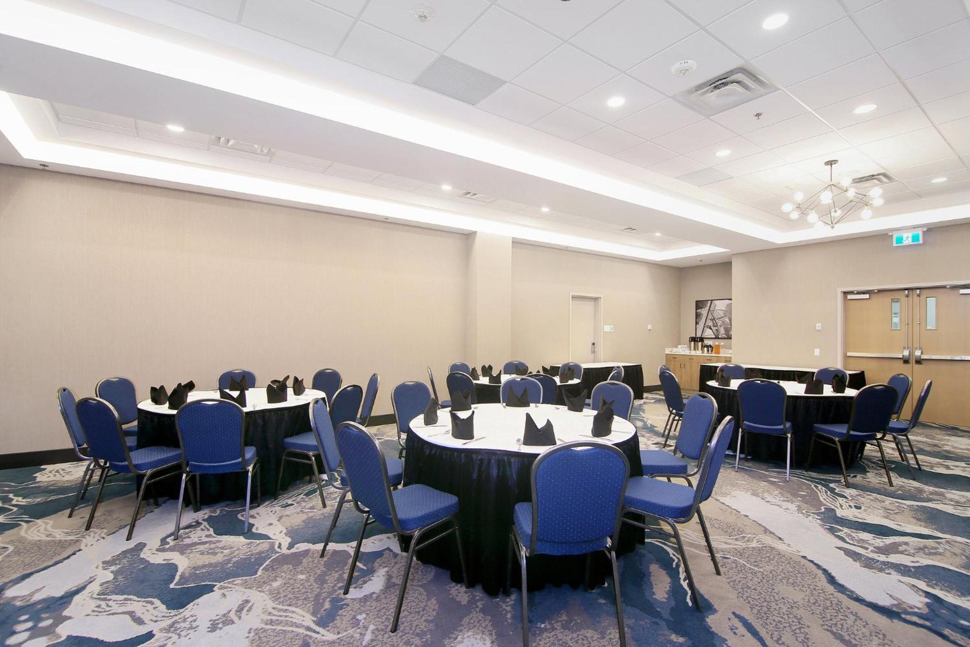 Holiday Inn Hotel & Suites - Calgary Airport North By Ihg Buitenkant foto